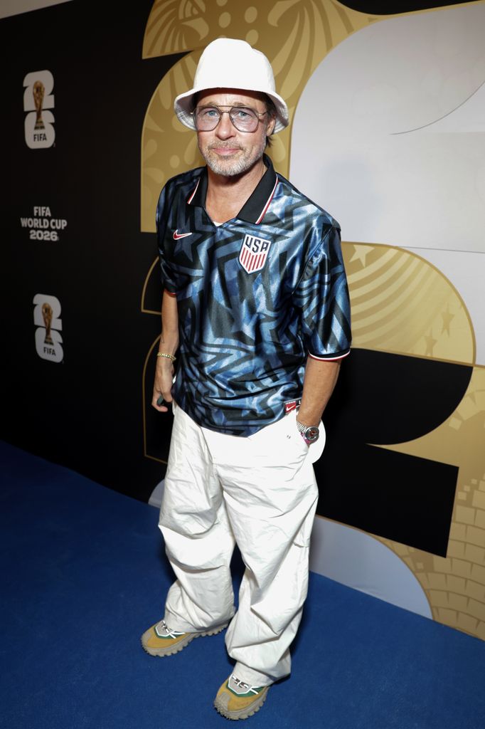 Brad Pitt mostró su apoyo a Estados Unidos en su juego contra Turquía.
