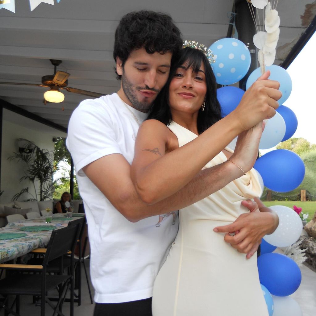 Aitana se mostró cómoda y feliz en los brazos de Yatra.