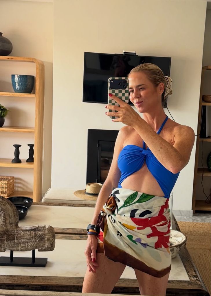 El vestido salvaje de Amelia Bono y su bañador con truco en sus vacaciones