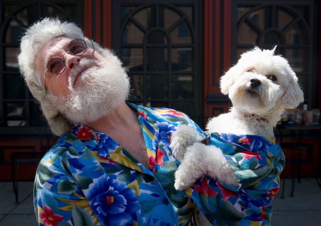 Un hombre con barba vestido como su perro 