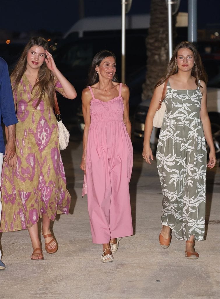 Los Reyes Felipe y Letizia, la Princesa Leonor y la Infanta SofÃ­a llegan a un restaurante donde van a cenar en familia, a 5 de agosto de 2025, en Palma de Mallorca (Islas Baleares, EspaÃ±a)