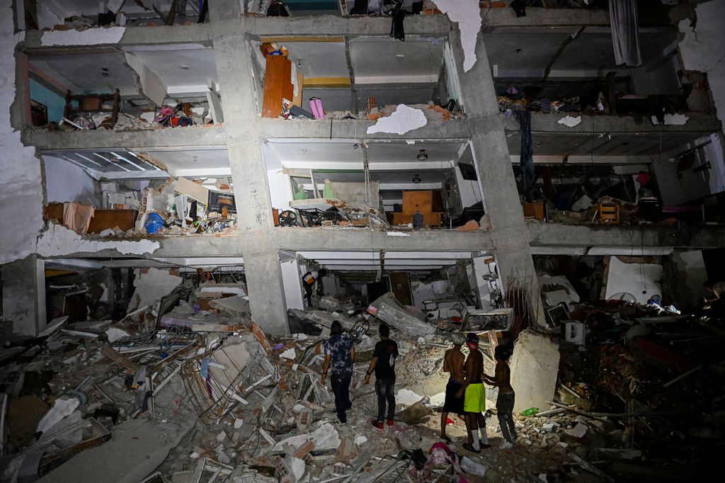 Un imagen de un edificio a punto  de colapsar en Catia La Mar, La Guaira, una de las poblaciones más afectadas por el doblete sísmico de la tarde noche del 24 de junio en Venezuela.  