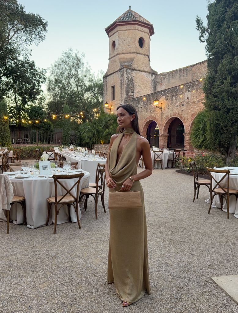 Blanca Arimany con un vestido de invitada en tono dorado (agosto, 2026)