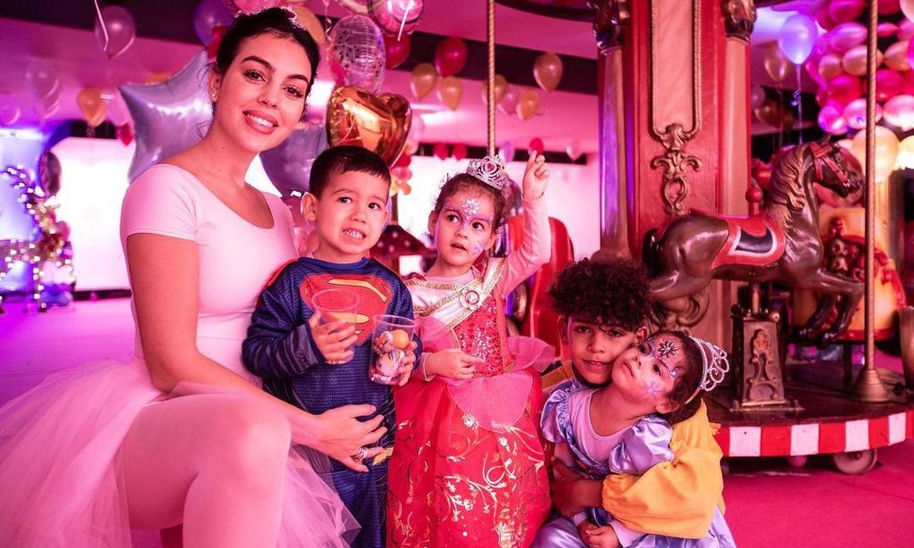 Georgina prepara uns fiesta de disfraces par sus pequeños