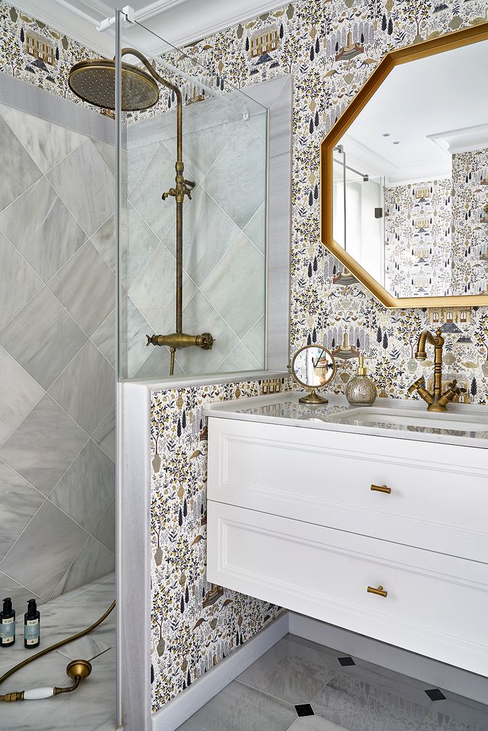 Cuarto de baño con mueble blanco y papel pintado