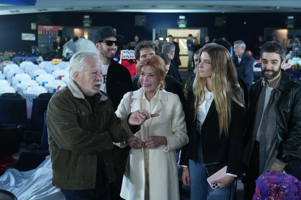 La Baronesa Thyssen conversando con distintos artístas que han participado en esta actividad