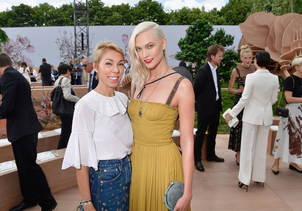 Mathilde Favier y Karlie Kloss posan juntas en el desfile de Dior Alta Costura Otoño/Invierno 2027