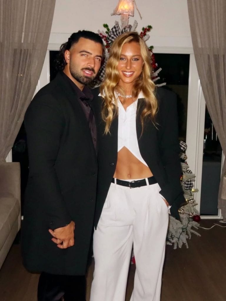 Jencarlos Canela con su prometida Olivia Elliott.