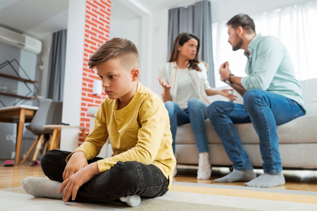 Niño presenciando la discusión entre sus padres
