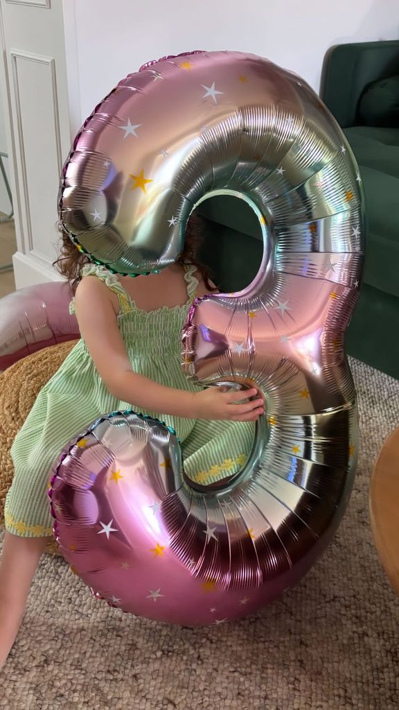 La pequeña Jara con su superglobo con el número 3