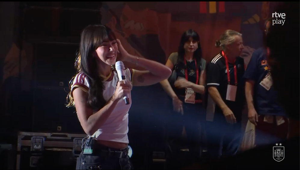 Aitana, saludando a los jugadores