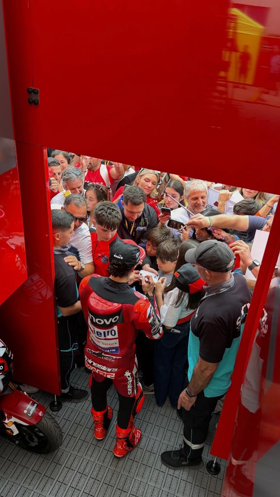 La foto hecha hoy por Gemma PInto, donde vemos a Marc firmando autógrafos