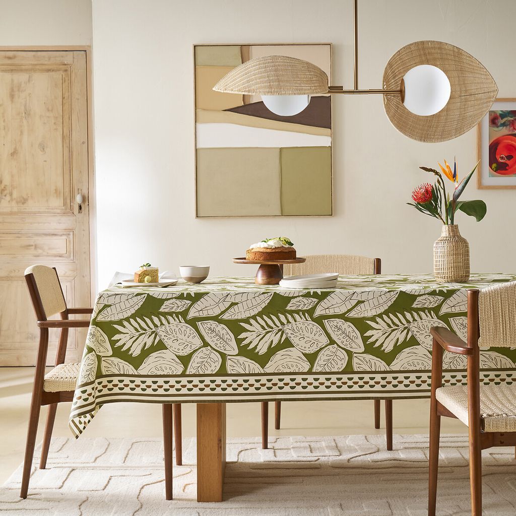 Comedor con mantel de estampado vegetal