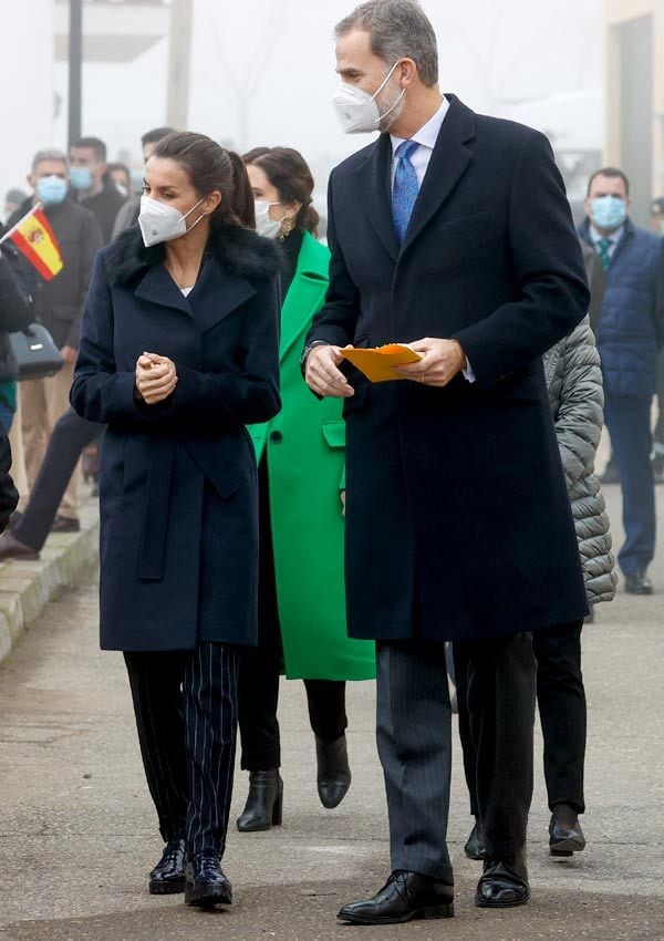 Doña Letizia con abrigo cruzado