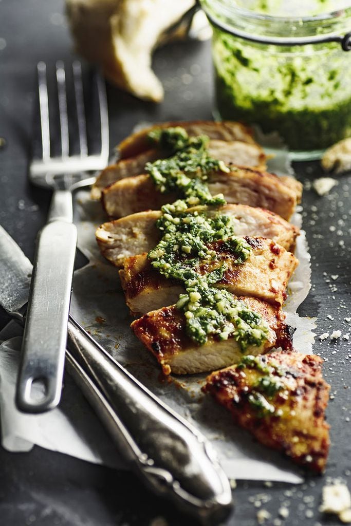Pechuga de pollo a la parrilla con salsa de ajo y perejil
