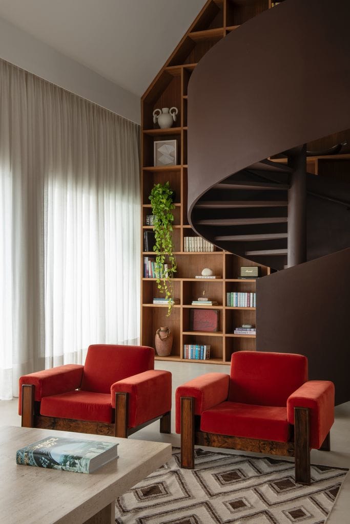 Puertas acristaladas vestidas con visillos ligeros en blanco