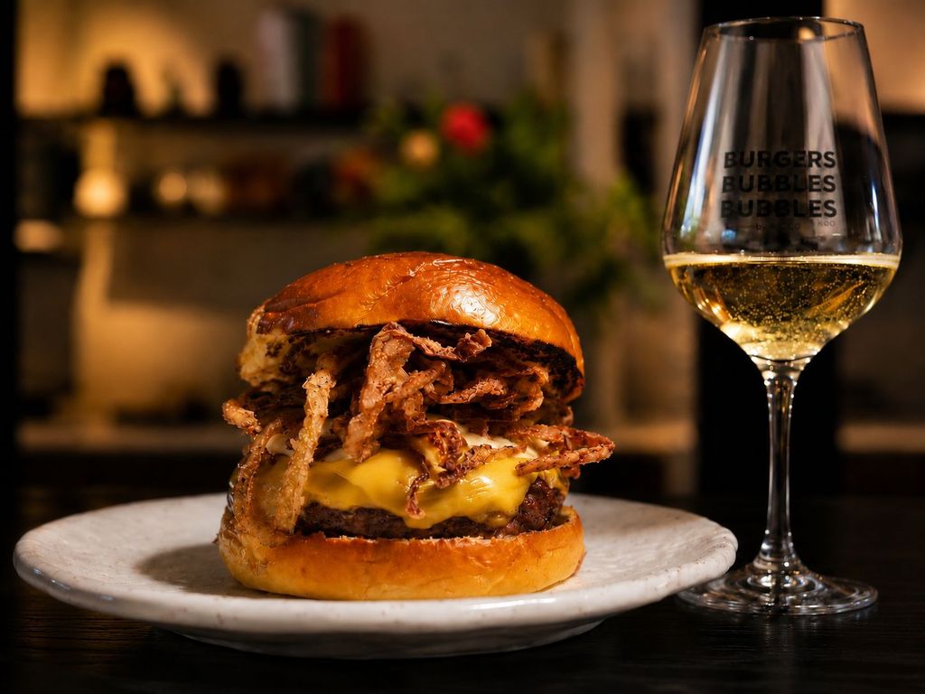 Hamburguesa con copa de champán