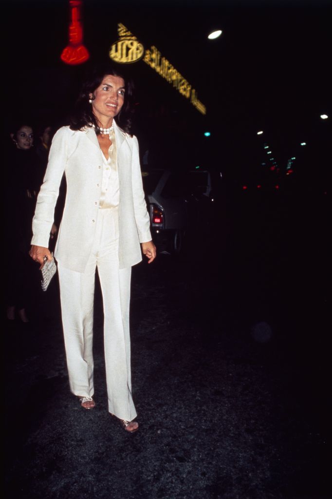 Jackie Kennedy con traje blanco.