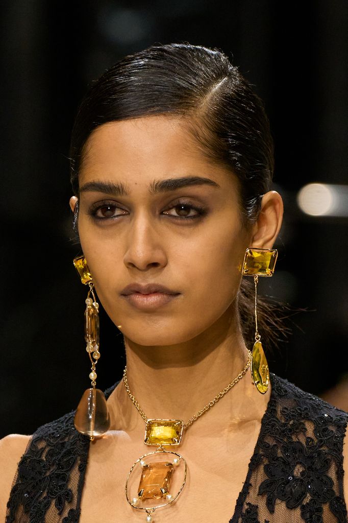 Sarah Burton, para su colección otoño-invierno 2026 apostó por piezas monumentales de joyería