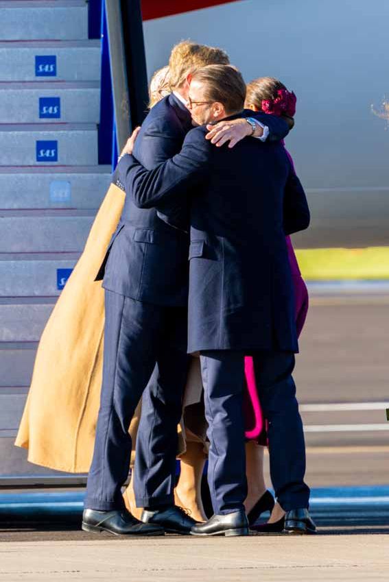 Abrazo entre Guillermo de Holanda y Daniel de Suecia