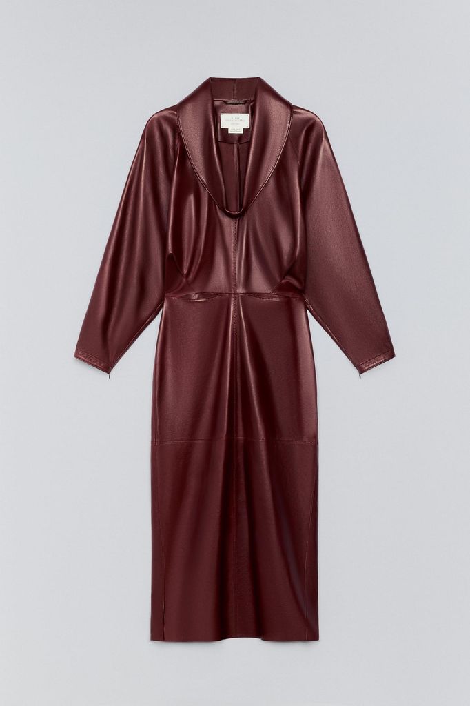 Vestido cuerpo abullonado piel 100% de Zara (249 euros)