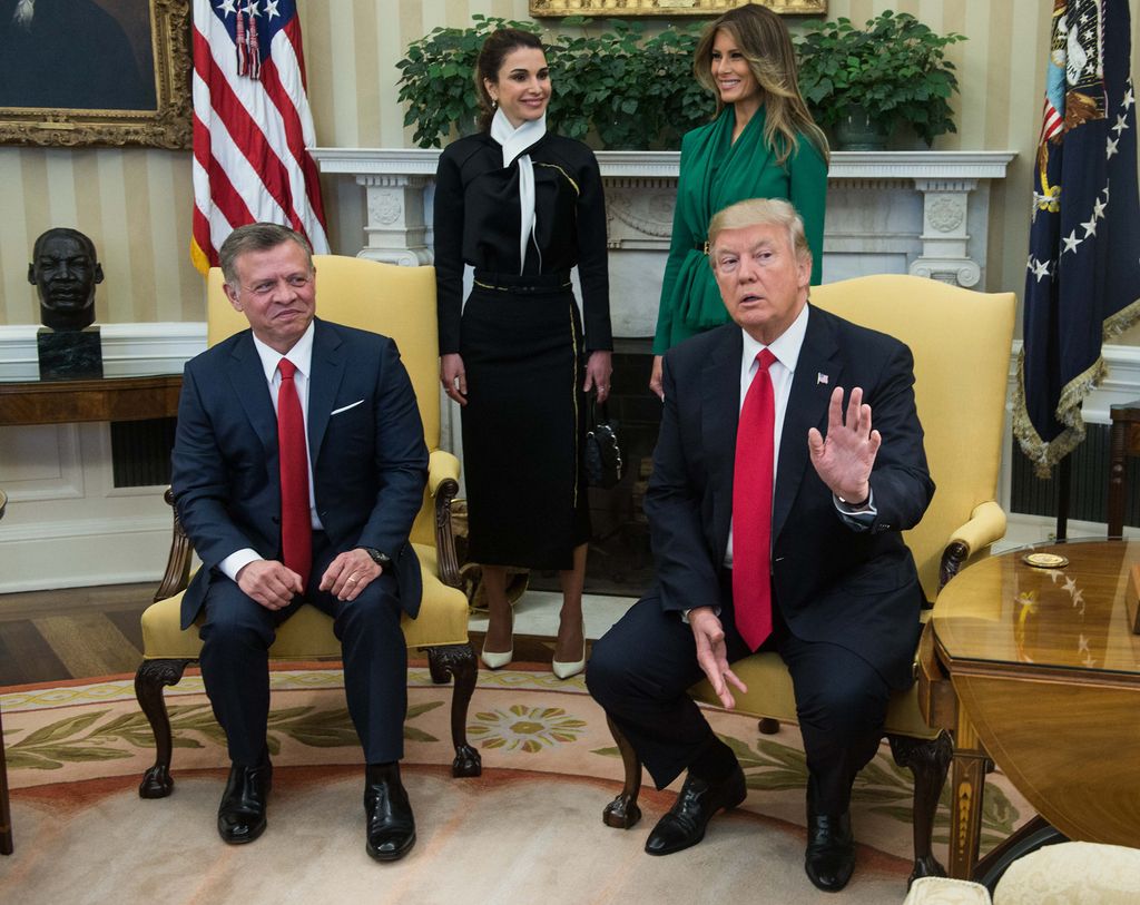 Plano medio de Donald y Melania Trump con los reyes de Jordania en una reunión