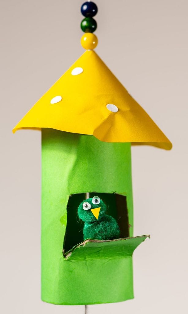 Casita de pájaros hecha con cartón o cartulina.