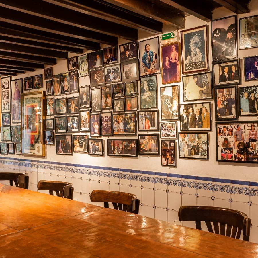 Pared con fotos de El Pimpi en Málaga