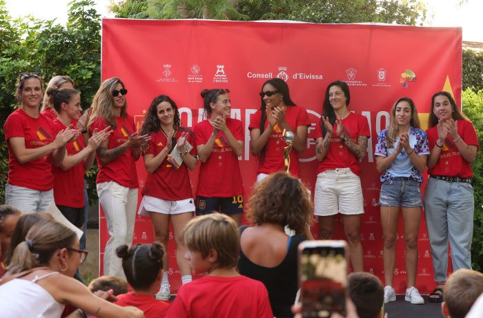 Las jugadoras de la Selección celebrando su triunfo en Ibiza