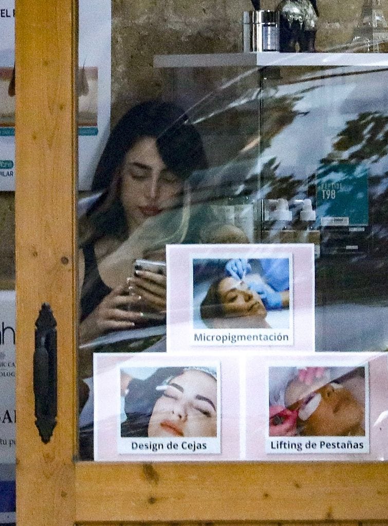 Nicki aprovechó la salida para someterse a un tratamiento de belleza.