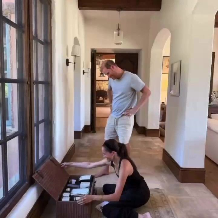 El príncipe Harry también apareció en el video junto a Meghan.
