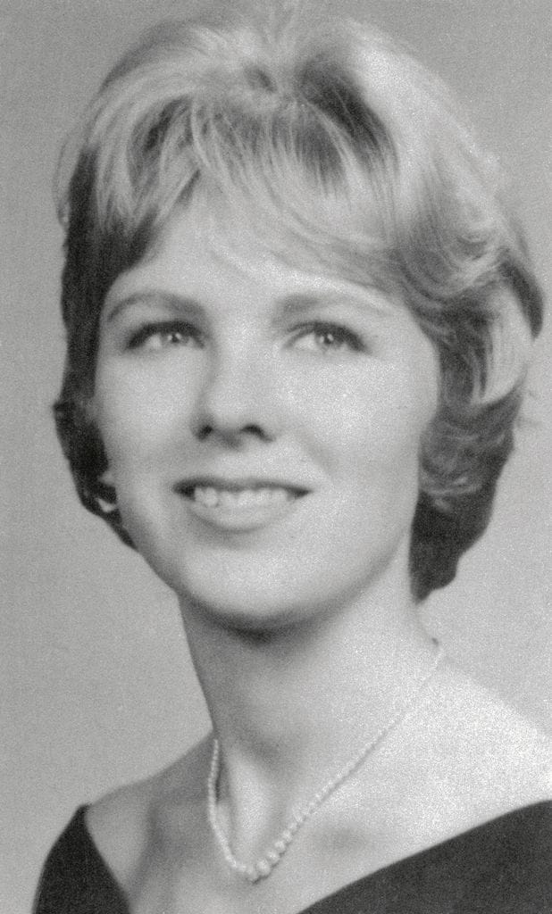 Mary Jo Kopechne fue una joven profesional nacida en 1940 en Pennsylvania. Graduada en inglés por la Universidad de Caldwell, trabajó como maestra antes de involucrarse en la política. Fue una de las “Boiler Room Girls”, un grupo de mujeres que colaboraban estrechamente en la campaña presidencial de Robert F. Kennedy. Tras su asesinato, Kopechne continuó trabajando en el ámbito político. Tenía 28 años cuando murió ahogada en el accidente de Chappaquiddick, ocurrido el 18 de julio de 1969, mientras viajaba en el coche de Ted Kennedy. Su muerte se convirtió en uno de los episodios más controvertidos de la historia política estadounidense.