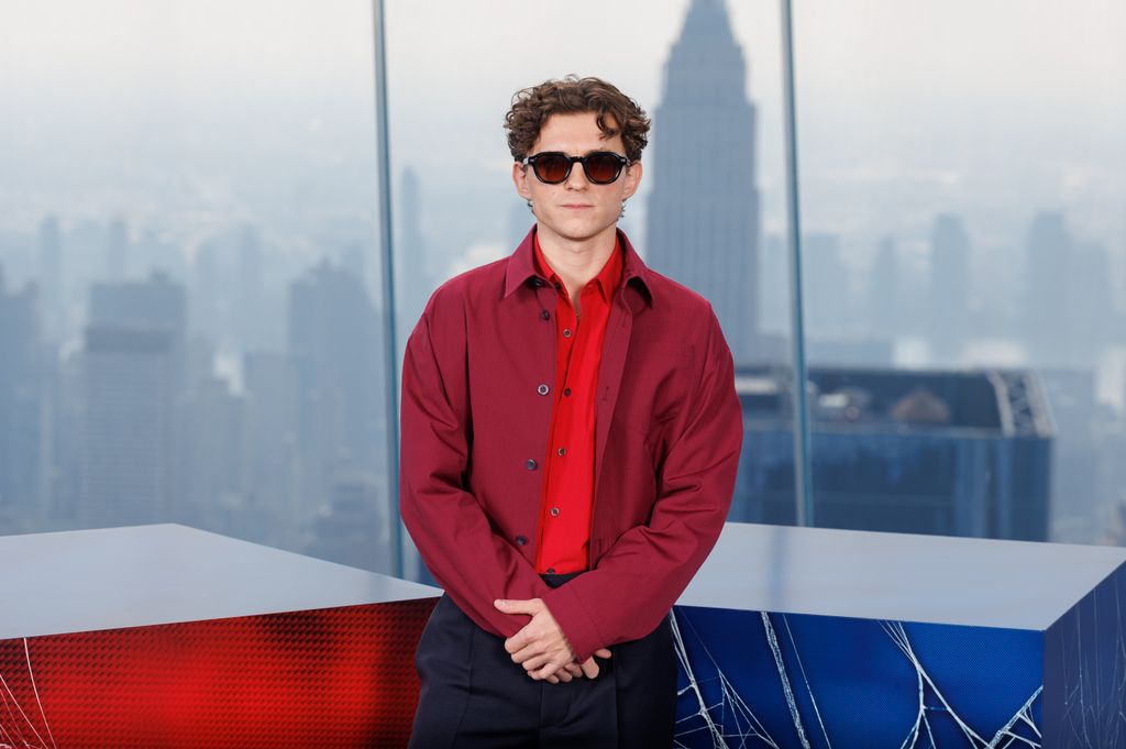 Tom Holland lleva los colores de Spiderman.