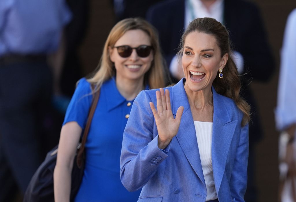 La princesa de Gales saludando a los aficionados
