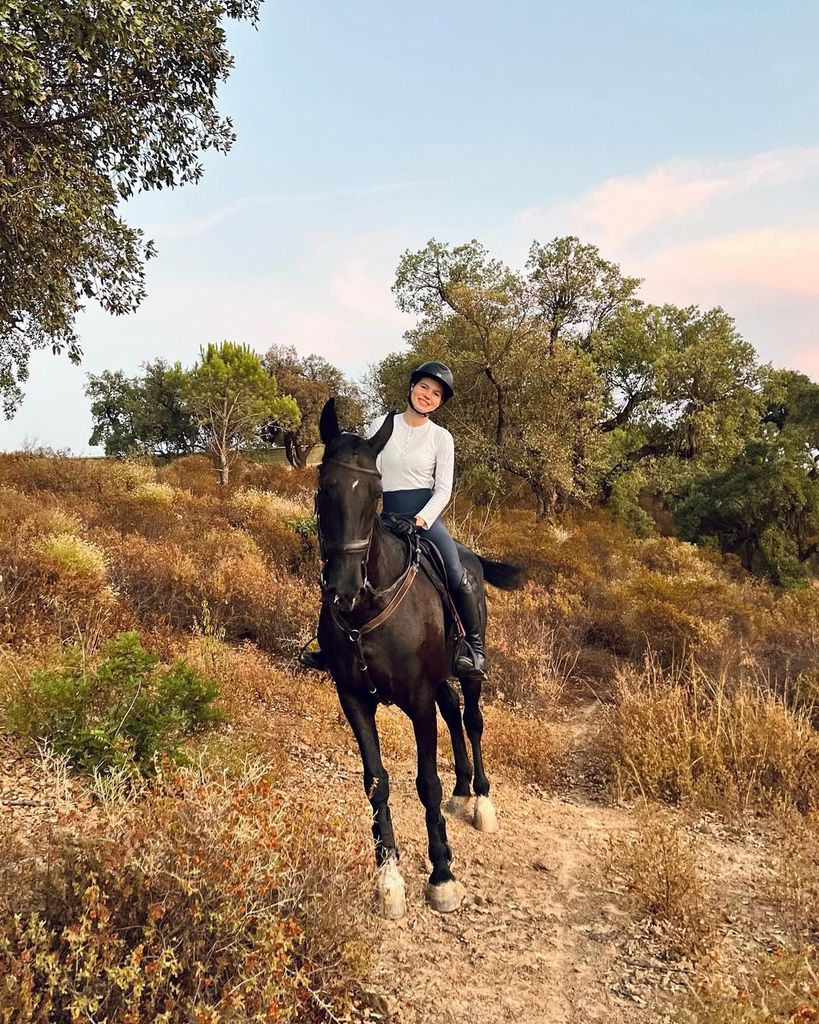 Victoria, montando a caballo