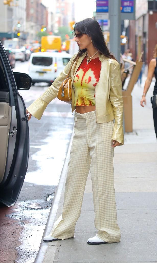 Bella Hadid en Nueva York con chamarra de cuero metálica
