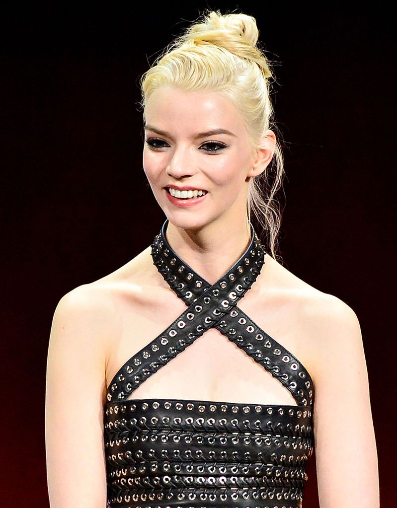 Anya Taylor-Joy, la más atrevida y sensual con un vestido 'bondage' de cuero