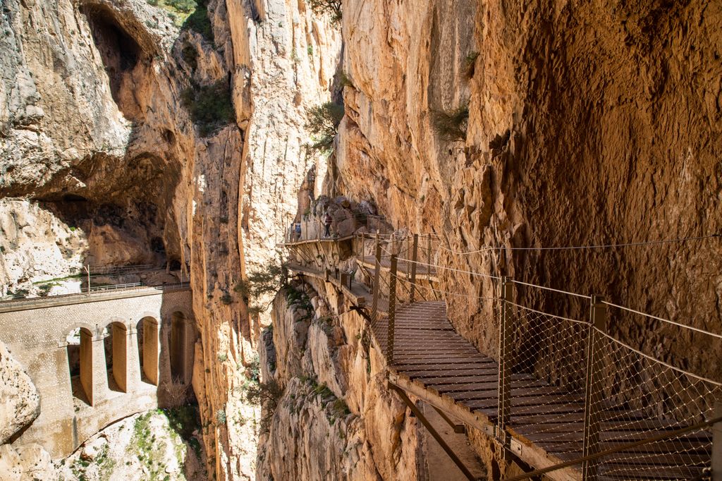 Uno de los tramos de pasarelas en pleno Caminito del Rey, que discurre pegada al desfiladero