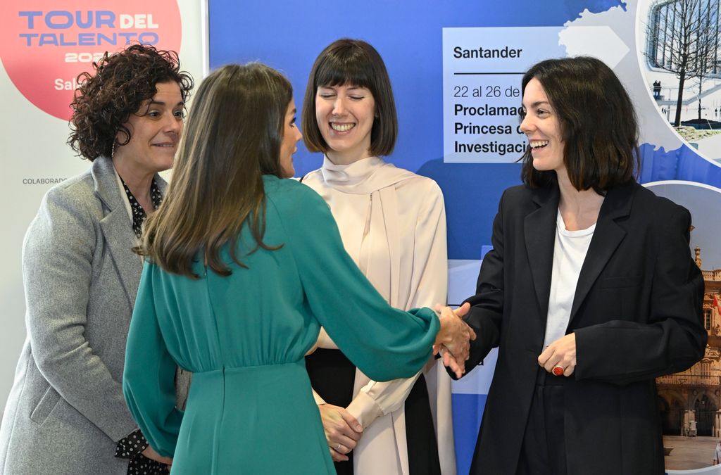 La Reina Letizia saludando a Vicky Luengo en los últimos Premios Princesa de Girona