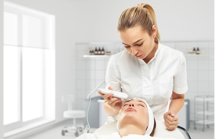 mujer en una clínica estética