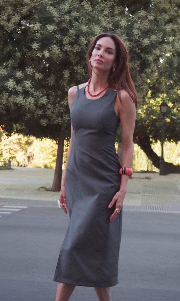 Eugenia Silva con vestido gris y accesorios naranjas en Madrid