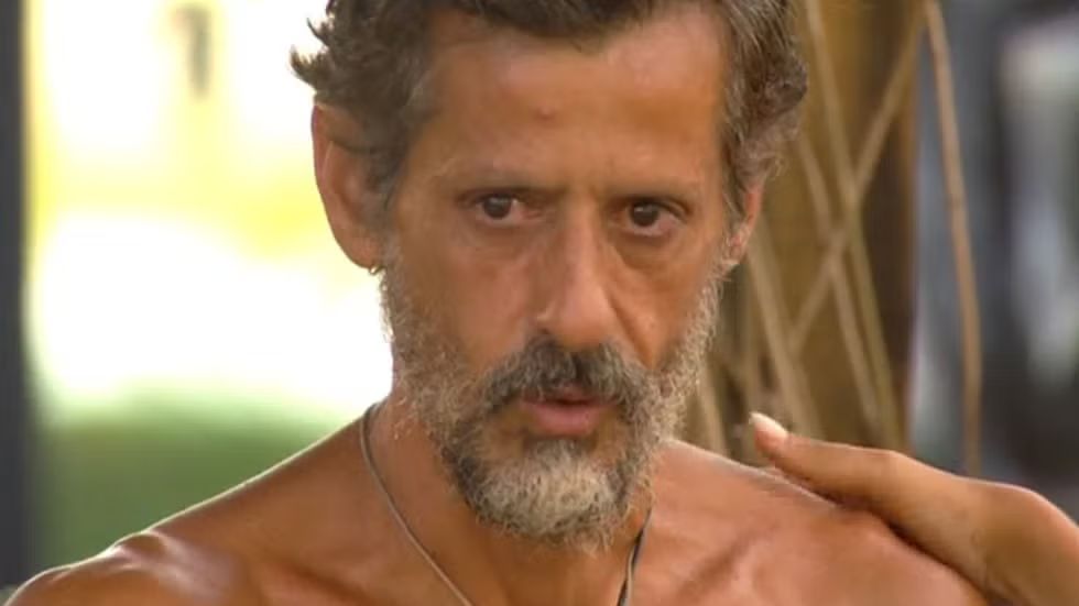 Víctor se ha rapado las cejas