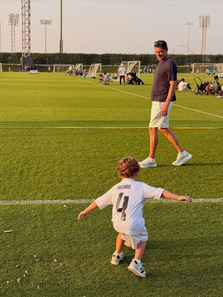 El exfutbolista con su hijo pequeño, de 3 años