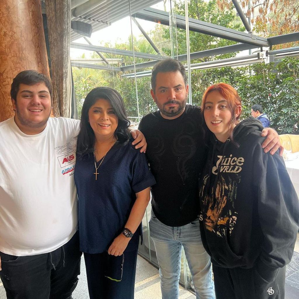 Victoria Ruffo posa junto a sus hijos, Vicky y Anuar | ¡HOLA!
