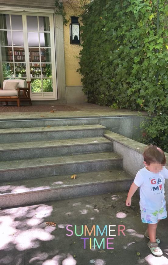 Mateo, de 2 años, hijo de Ana Boyer en la casa de su abuela, Isabel Preysler