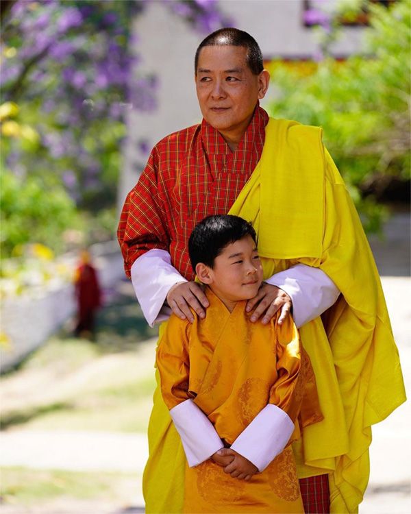 Jigme Khesar Wangchuk junto su vástago