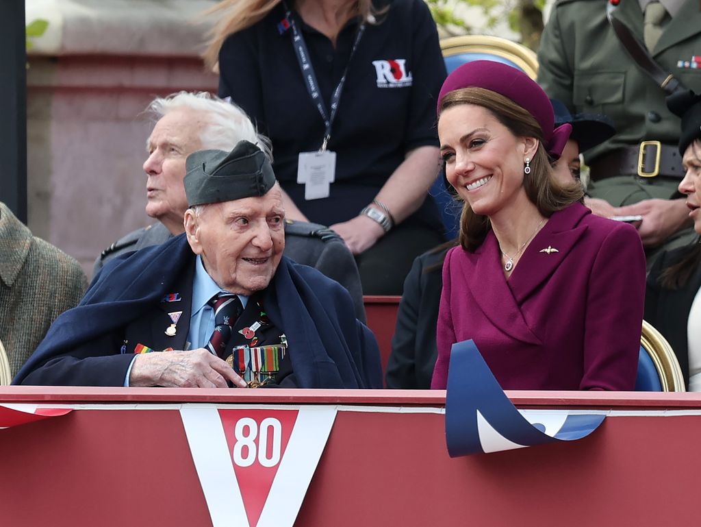 Kate Middleton hablando con un veterano en los actos por el 80º aniversario del fin de la segunda guerra mundial 