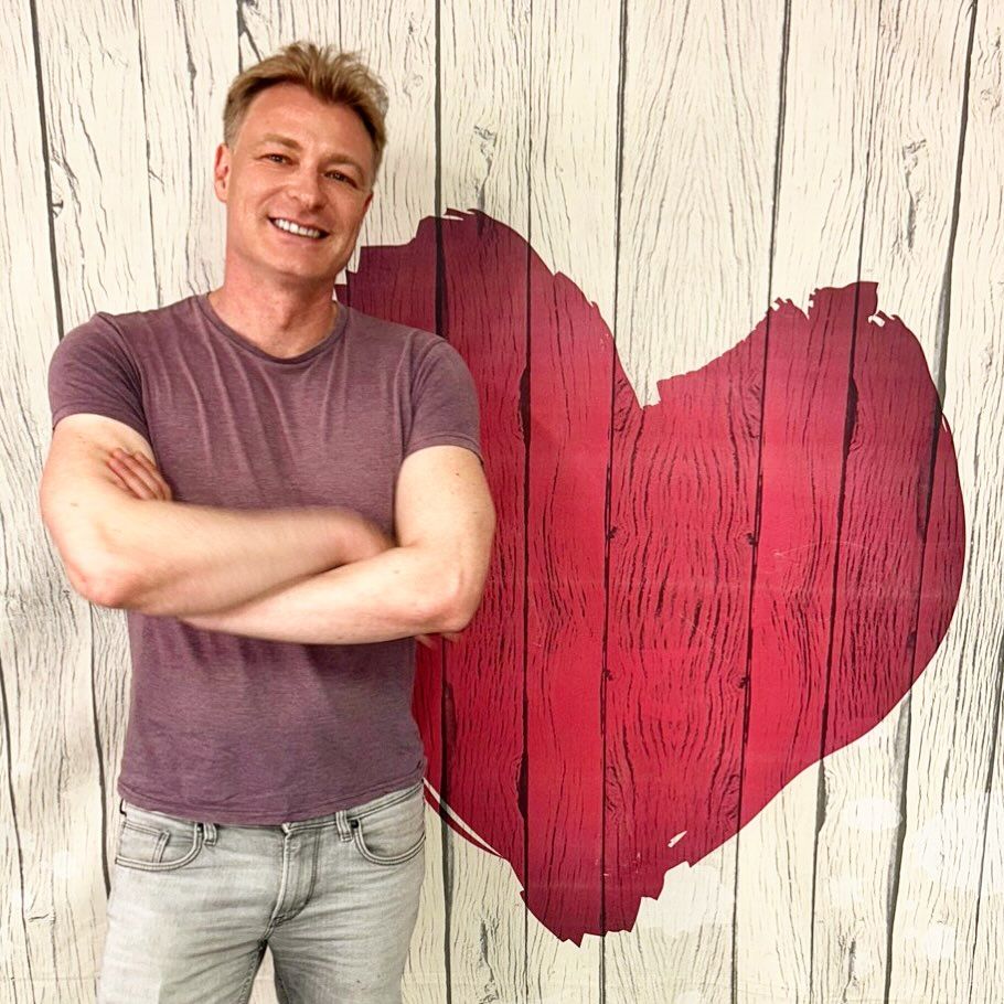 Richard Pena lleva más de una década siendo la voz en off de 'First Dates', el programa de citas más famosos de la televisión