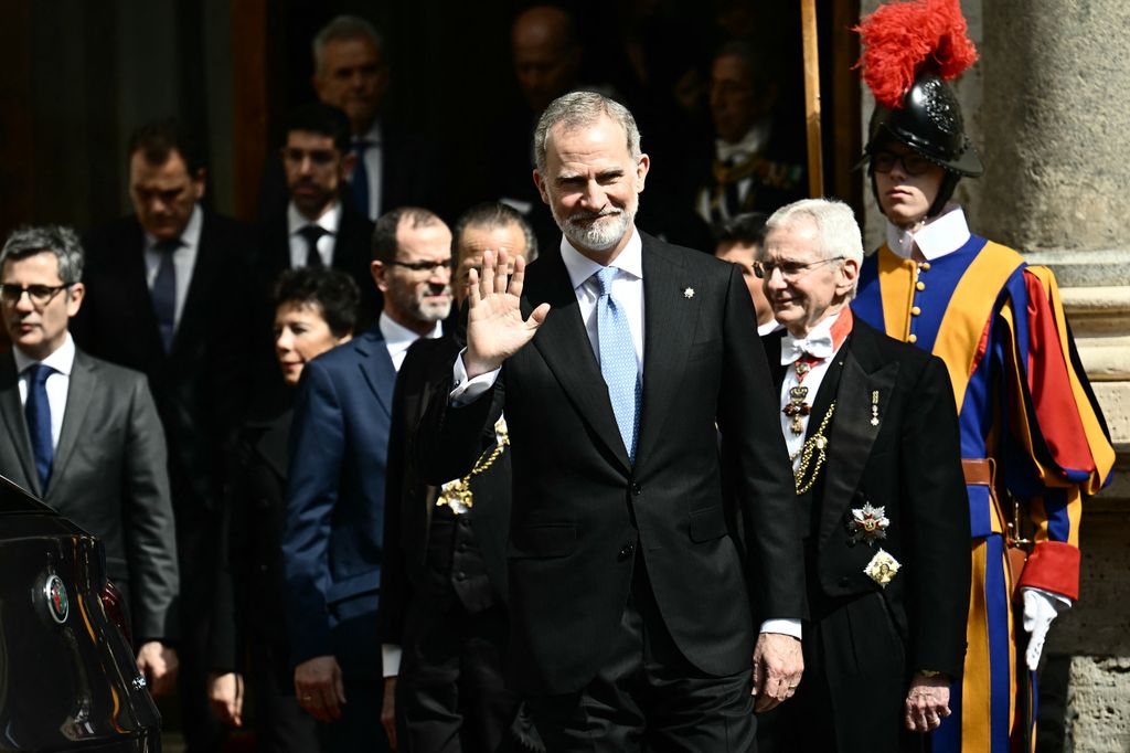 Felipe VI saluda tras su reunión con el Papa León 