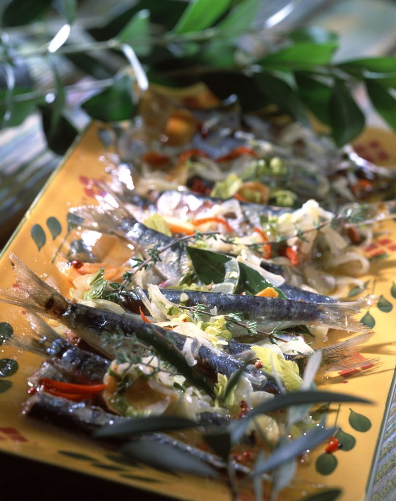 El escabeche aporta acidez, frescor y equilibrio a las sardinas.